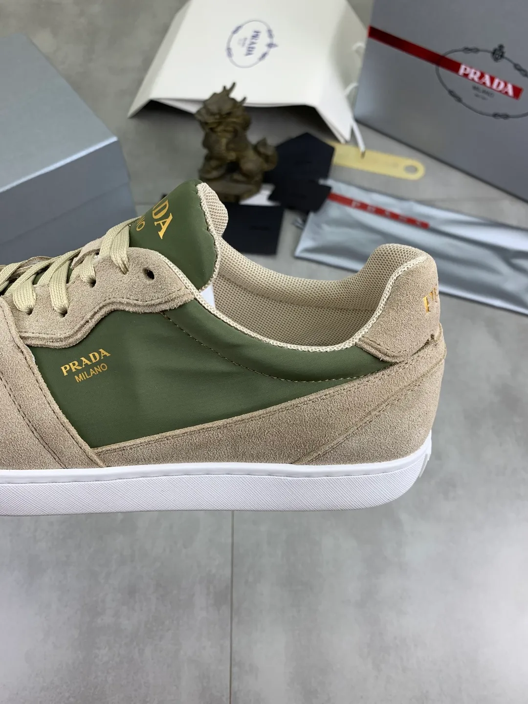 Men's shoes 💰P560💰[New model] The top version is available on the official website, 🆘 The trendy brand (Prada) mainly promotes the popular model, avant-garde and versatile fashionable men's shoes, private version mold opening, cowhide surface splicing 1:1.. Stylish and simple, original imported cowhide lining cowhide feet; the atmosphere and personality are more fashionable, eye-catching and pursuing class. It will subvert the old idea and be a must-have for fashionistas with you! Must keep it for yourself! Tall and comfortable, large and low, high-end quality workmanship. Official website’s new high-end outsole. Size: 38-45. Multiple colors available.